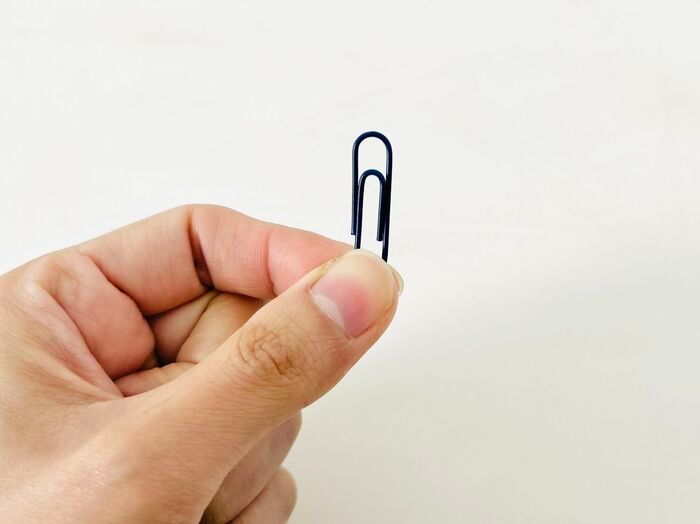 余ったゼムクリップの「じゃない」使い方が便利すぎた！思わず試してみたくなる裏ワザ3選♡