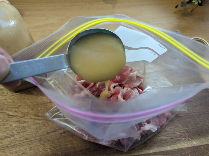 捨てたら損！冷蔵庫の『余りドレッシング』は最強の万能調味料でした。使い切り裏ワザ3選