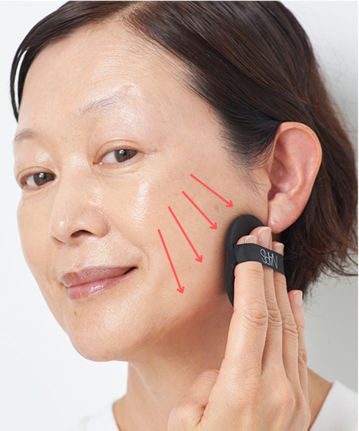 【3】フェイスラインに向かってスッスッとなじませる