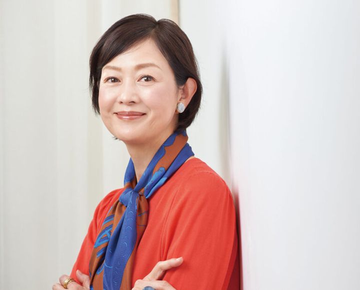 ニット¥19,800、スカーフ¥19,800／ともにロペ（ジュンカスタマーセンター）、イヤリング¥9,900、リング（右手）¥5,400／ともにアビステ、リング（左手ゴールド）¥28,600／ココシュニック オンキッチュ（ココシュニック）