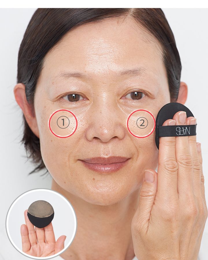 【1】パフに取ったファンデを左右の頰にのせる