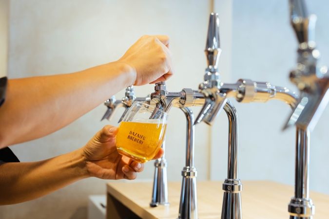 DAZAIFU BREWERY ビール注ぐ様子