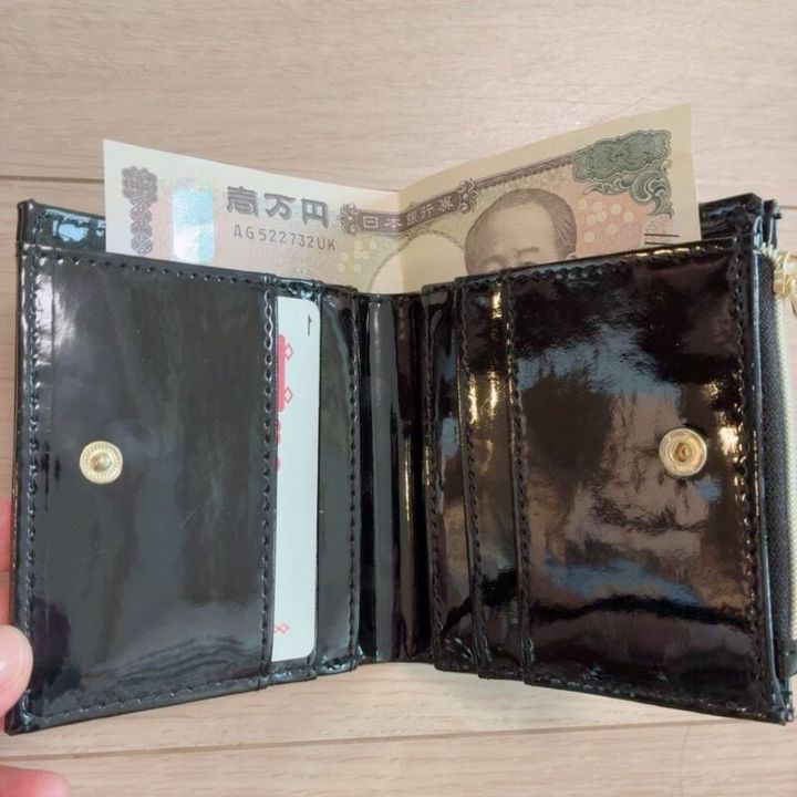 お札、コイン、６枚のカードがしっかり入ります！