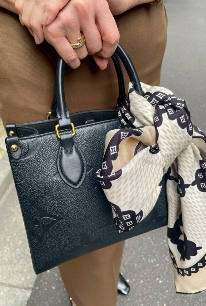 Louis Vuittonのバッグにスカーフを巻いて