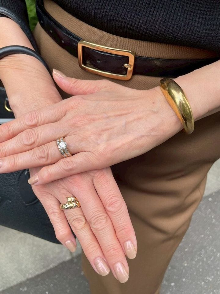 右手はBVLGARIのリング