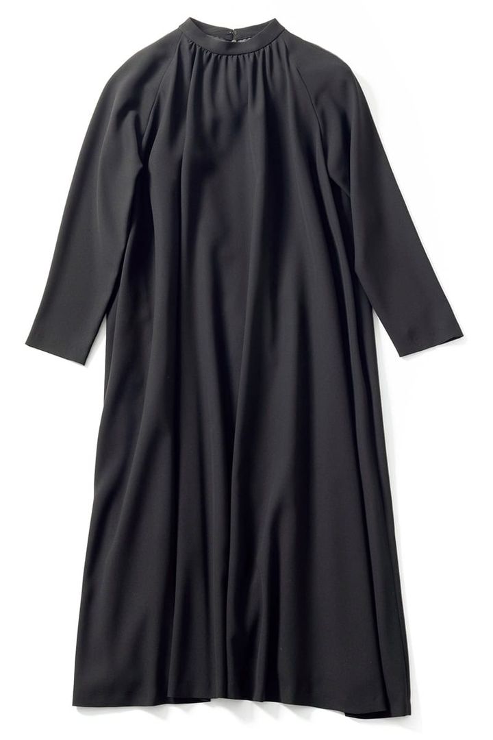 ブラックワンピースなら無難。1万490円（カレット／（株）TRYVISION）