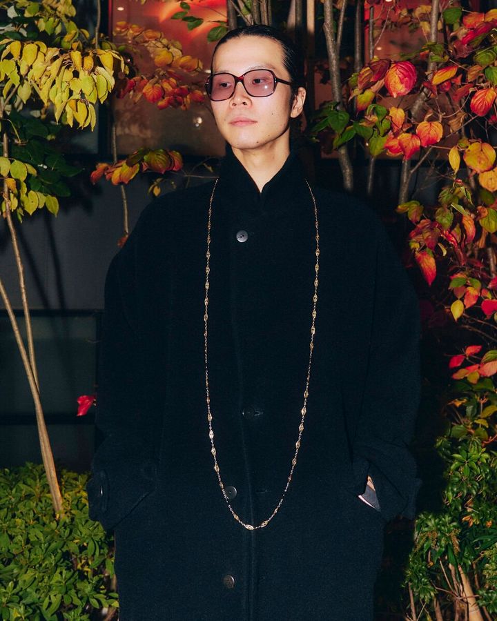 【スナップ】ネックレスをさらに際立たせるコートのボタン“全部閉め”