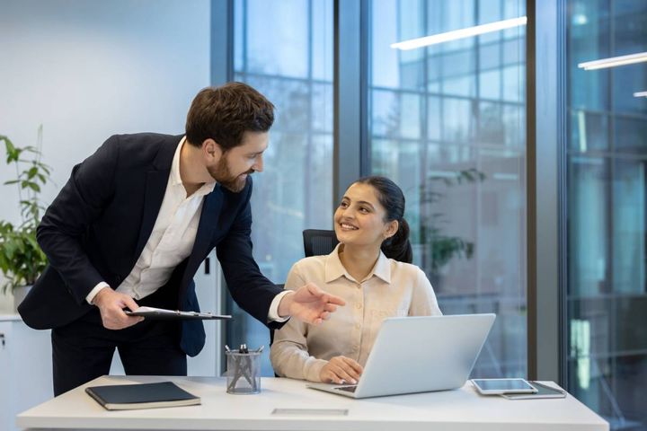 同僚の女性にアドバイスする男性