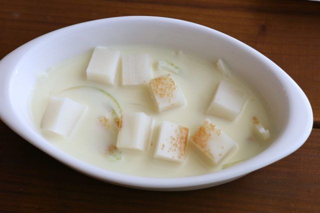 材料をグラタン皿に入れる