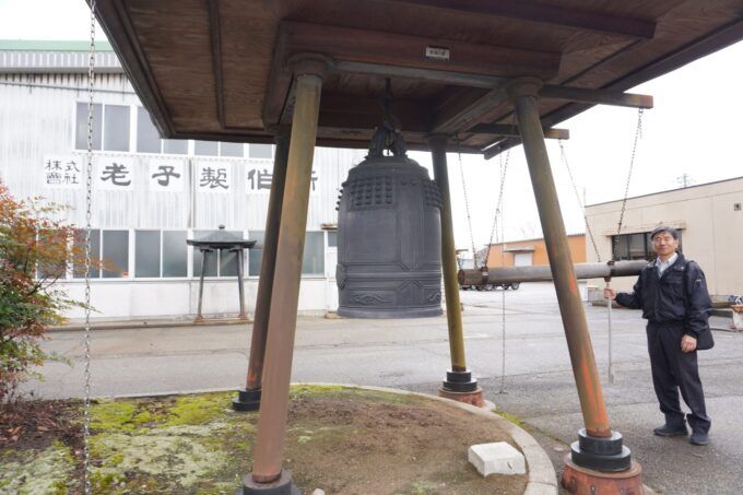 鐘を撞く元井会長