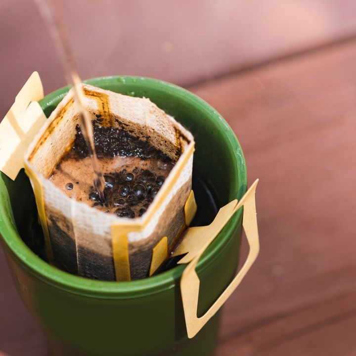 飲み終わった「コーヒーかす」の“車内で使える”思わぬ活用法「今まで市販品買ってた…」「置いてみる」