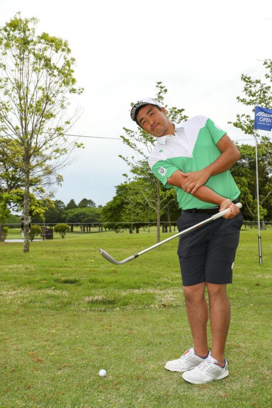 どっちが正しいインパクト？絶対上げたいアプローチは“右ヒジ”がポイント