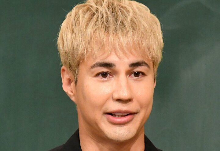 【写真・画像】「父はハリウッド俳優」「高級ホテル43階を自宅に」人気タレント、超セレブだった幼少期を明かす 1枚目