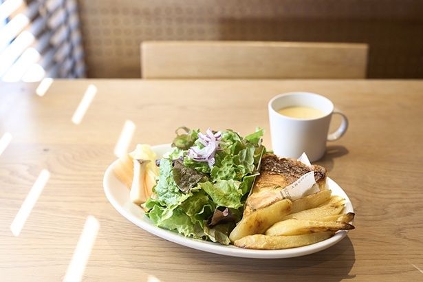 ボリュームたっぷりのキッシュランチ(1450円)は、松山椿店の人気メニュー