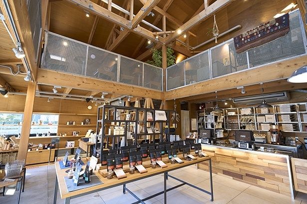 木材の風合いを活かした、吹き抜けの空間が開放的な松山椿店