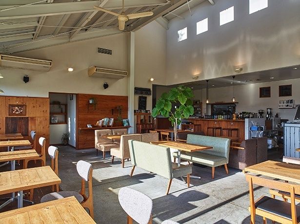 本店のカフェは、天井が高く、ゆったりとくつろげる雰囲気