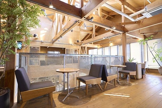 屋根裏部屋のような雰囲気もある、松山椿店の2階カフェスペース