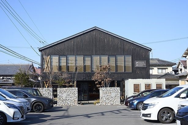 黒い板張りの店構えが目を引く松山椿店。松山で最も大きな神社・椿神社の参道にある