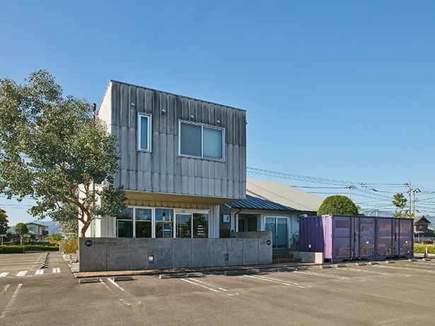 西条市の郊外に立つ本店。ランチタイムは界隈の女性客や家族連れでにぎわう