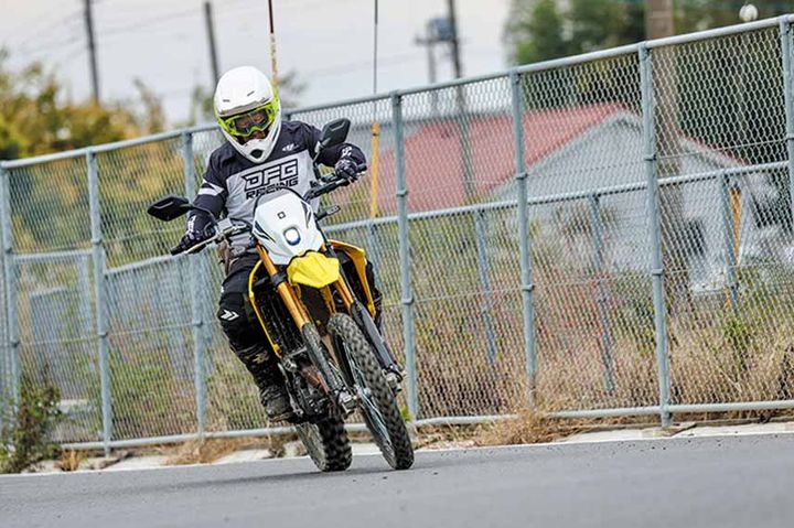 90年代の250トレールのようなフロントがポン！と浮くような軽快感はないが、エンジンのレスポンスは十分過ぎるほどあるし、高速走行も余裕だった。ワインディングでの旋回性、高速道路での加速性が高く、追い越しも十分に余裕を持ってできる