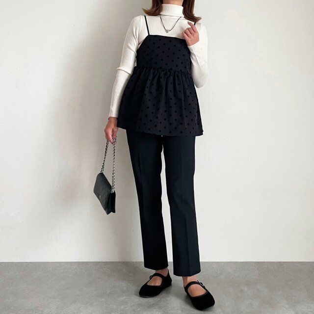 ユニクロメリノリブタートルネックセーターのキャミビスチェコーデ