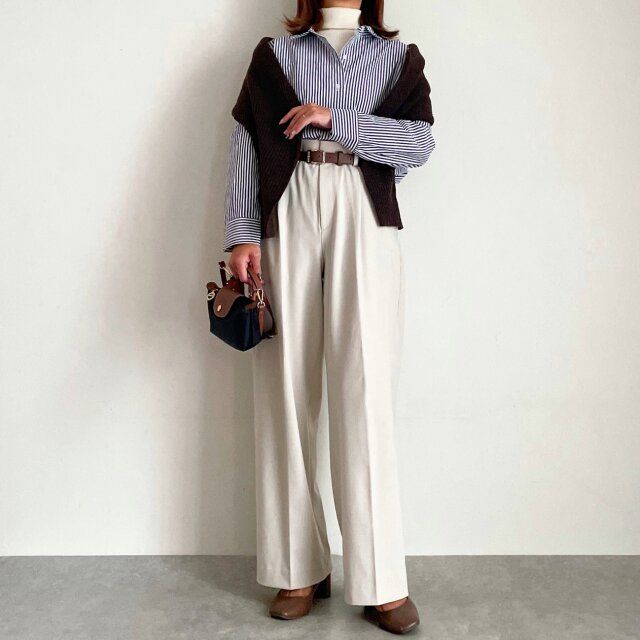 ユニクロメリノリブタートルネックセーターのシャツレイヤードコーデ