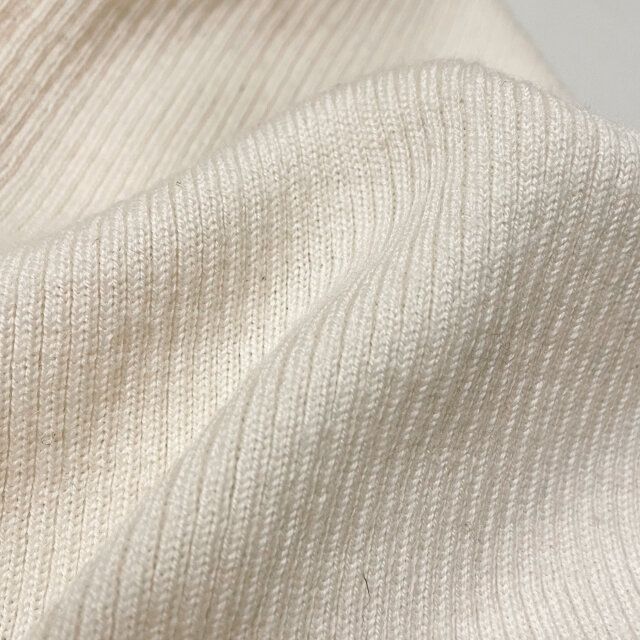 ユニクロメリノリブタートルネックセーターの生地感