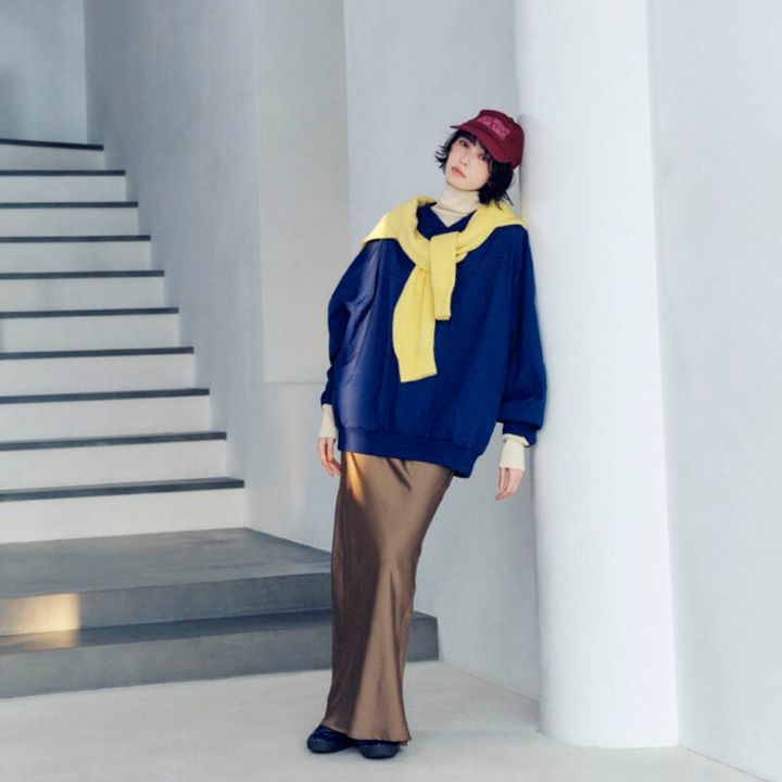 別注Vネックプルオーバー￥12,100、タートルトップス￥5,500、スカート￥7,920、肩に巻いたニット￥13,200、キャップ￥4,400（すべてアウトドアプロダクツ／アウトドアプロダクツ ユージュアル シングス 中目黒） スニーカー￥13,750（ル タロン／ル タロン 有楽町マルイ店）