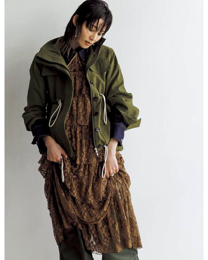 ジャケット※参考商品（コー／イーストランド） ワンピース5万5000円（バウム・ウンド・ヘルガーデン／S&T） デニムシャツ3万5420円（テラ／ティースクエア プレスルーム） パンツ5万2800円（ハイク／ボウルズ） パンプス17万8200円（ピエール アルディ／ピエール アルディ 東京） ピアス〈片耳〉15万4000円（oeau） リング〈左手中指〉5万1700円（バルブス／ZUTTOHOLIC） 〈右手人差し指〉4万5870円※参考価格（オーガスト）