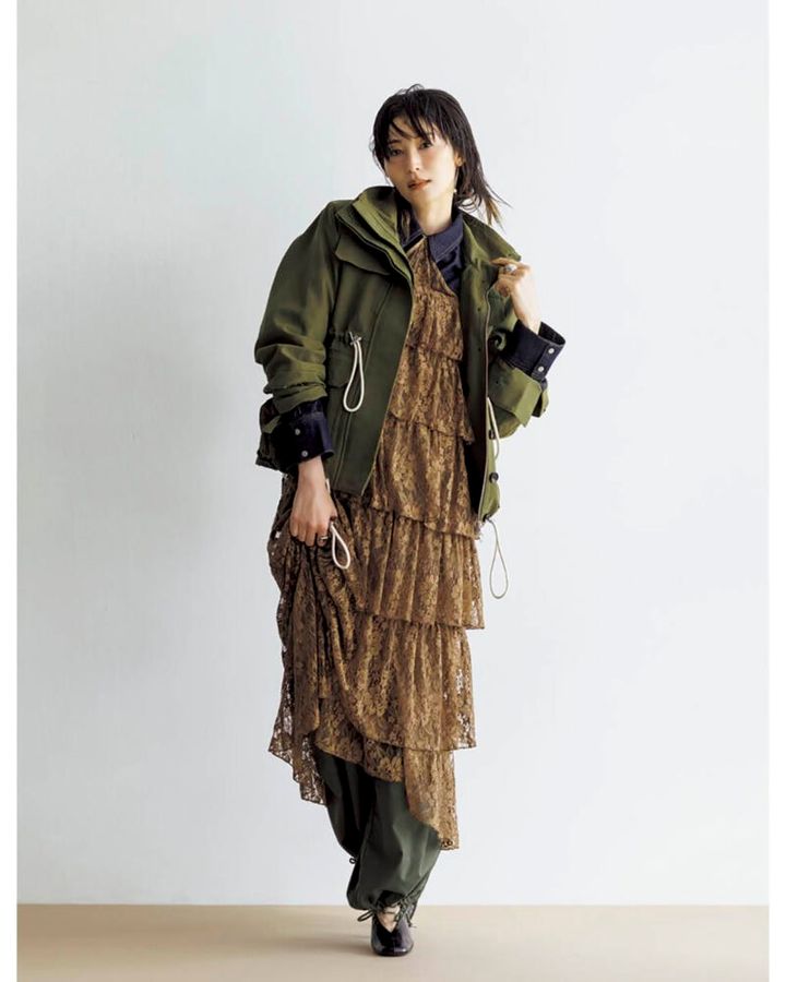 ジャケット※参考商品（コー／イーストランド） ワンピース5万5000円（バウム・ウンド・ヘルガーデン／S&T） デニムシャツ3万5420円（テラ／ティースクエア プレスルーム） パンツ5万2800円（ハイク／ボウルズ） パンプス17万8200円（ピエール アルディ／ピエール アルディ 東京） ピアス〈片耳〉15万4000円（oeau） リング〈左手中指〉5万1700円（バルブス／ZUTTOHOLIC） 〈右手人差し指〉4万5870円※参考価格（オーガスト）