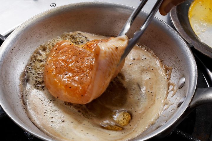 たっぷりのバターをしっかり焦がしてから鶏胸肉をイン