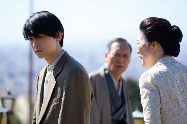 消息不明となった俊介に代わり、花井家一門を守ることになった喜久雄 吉田修一／朝日新聞出版 [c]2025映画「国宝」製作委員会