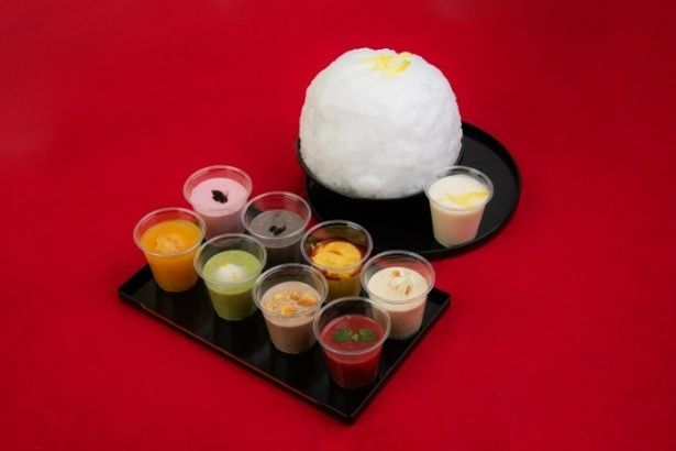 2026年1月2日(金)～9日(金)の期間限定かき氷「御節氷」。真っ白な天然氷と8種のカラフルなソースが並ぶ、新年だけの贅沢なひと皿
