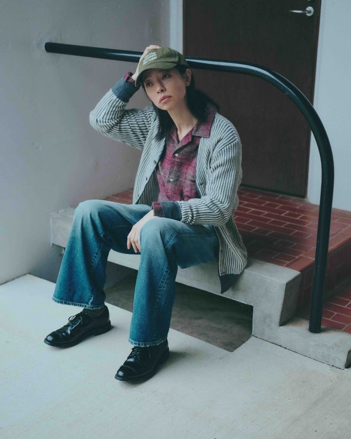 硬派なムードに繊細を宿す。新しい定番となるデニムパンツ【市川実和子さんが着る冬のスタンダード】