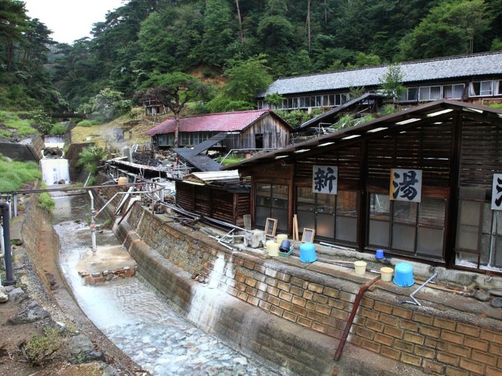 All About ニュース編集部が全国250人を対象に実施した「グルメも楽しめると思う温泉地に関するアンケート」の調査結果から、グルメも楽しめると思う「鹿児島県の温泉地」ランキングを発表！ 2位「霧島温泉」を抑えた1位は？