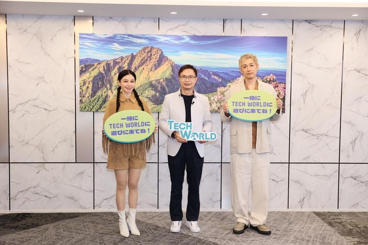 画像: 見学を終えて撮影に臨む（左から）ビビアン・スーさん、黄志芳会長、ディーン・フジオカさん。写真：TECH WORLD提供