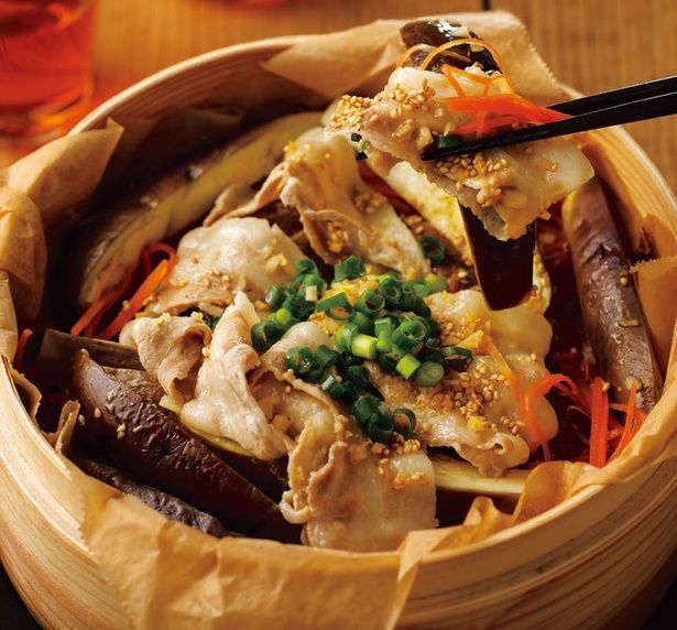 とろ～りなす×豚肉の組み合わせがたまらん！「なすと豚肉の中華蒸し」 （C）らむ／ワニブックス