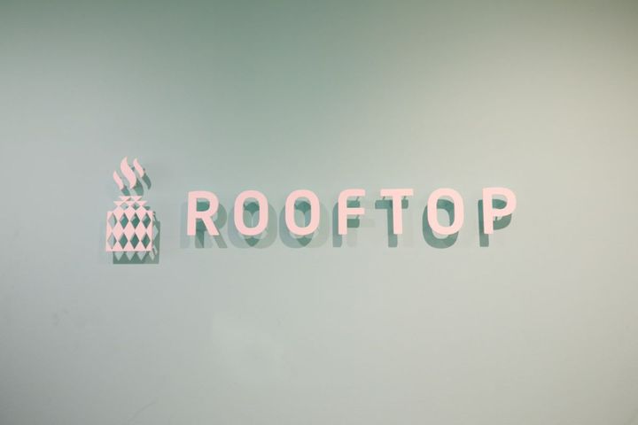 「ROOFTOP」の看板