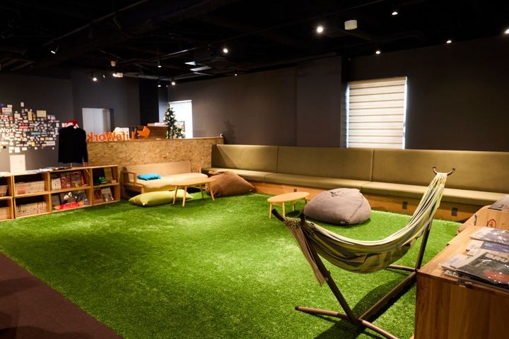 芝生のようなじゅうたんが敷かれているリラックスルーム
