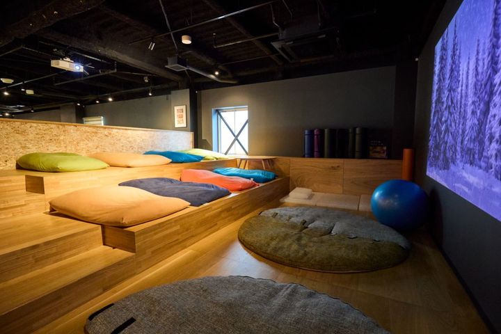 Yogiboに寝転びながら映像を見られるスペース
