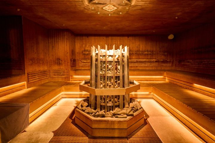 男性エリアのサウナは少し大きめ