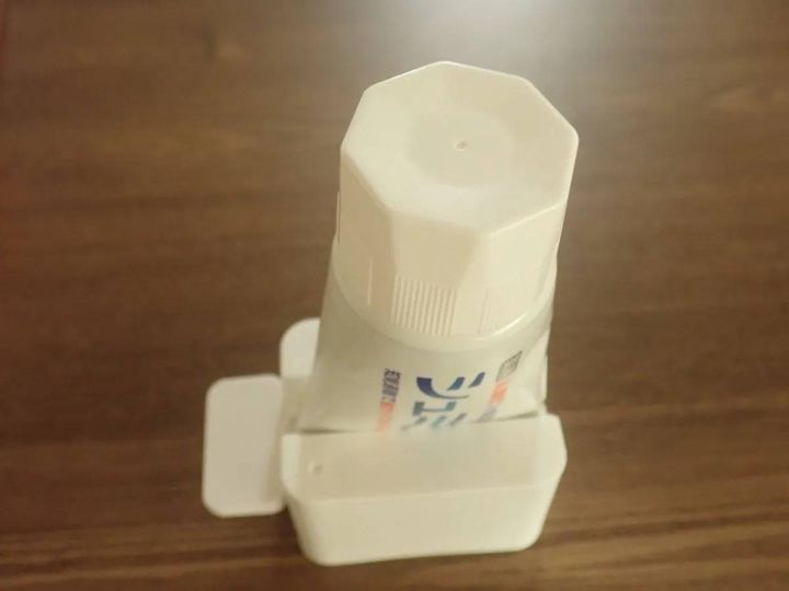 DAISO(ダイソー)：立てて使えるチューブ絞り