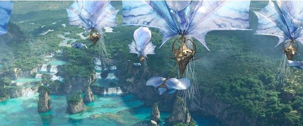 クラゲに似た飛行生物メデューソイドと気球を引くエイのようなウインドレイ(『アバター：ファイヤー・アンド・アッシュ』) [c] 2025 20th Century Studios. All Rights Reserved.