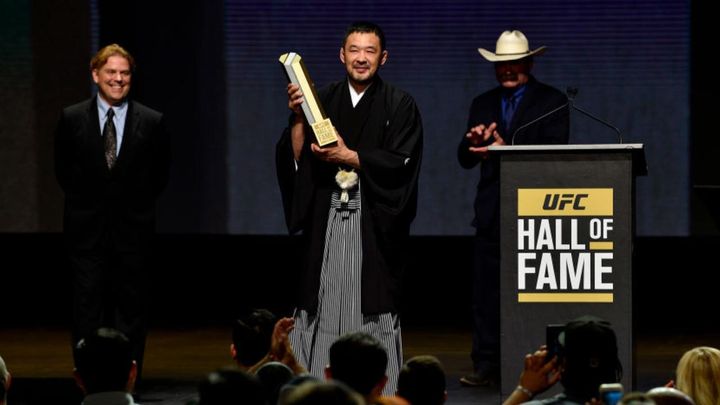 画像: UFC殿堂入り式典でトロフィーを手にする桜庭和志（2017年7月6日、ラスベガス）。（Photo by Jeff Bottari/Zuffa LLC/Zuffa LLC via Getty Images）