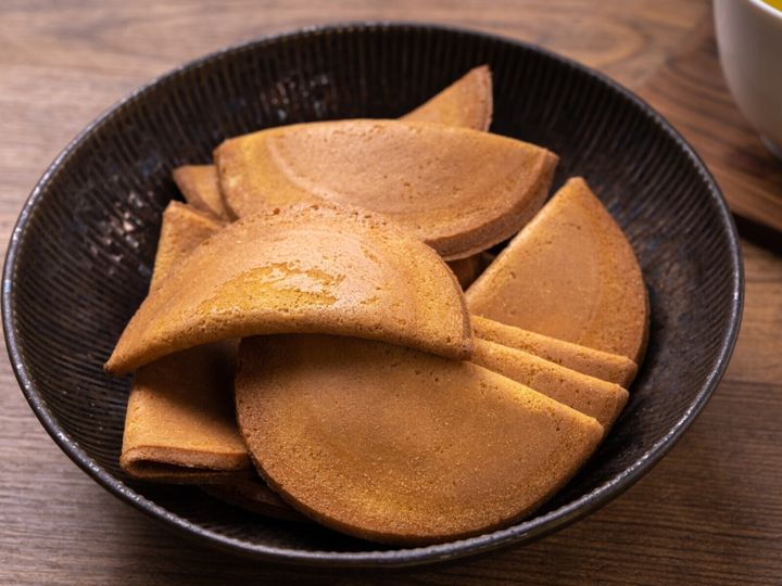 All About ニュース編集部が実施した「神奈川県のお土産（値段別）に関するアンケート」の調査結果から、コスパがいいと思う「神奈川県の1200円～2000円未満のお土産」ランキングを発表！ 2位「鎌倉半月」を抑えた1位は？ ※画像はイメージです