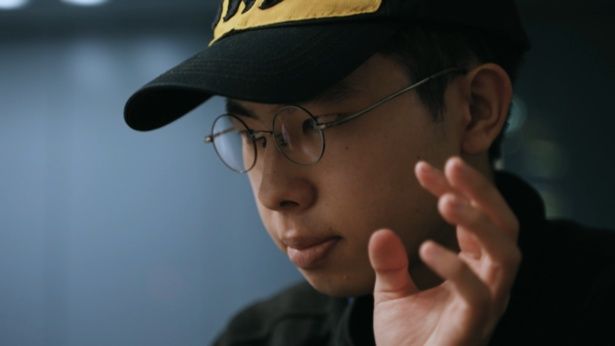 作中に登場する比嘉光太郎は、本作の演出補を務めUFO研究家でもある [c]テレビ東京