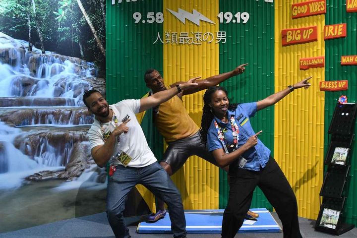 画像: ウサイン・ボルト選手の像の前で、気さくに写真撮影に応じてくれたケヴィン・バークさん（左）、モーリーン・スミスさん（右）