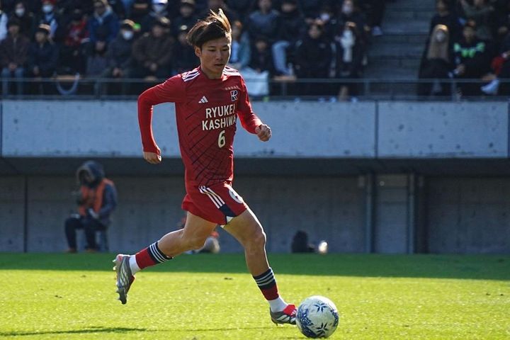 画像: パスコースを探す増田（写真：浅野凜太郎）