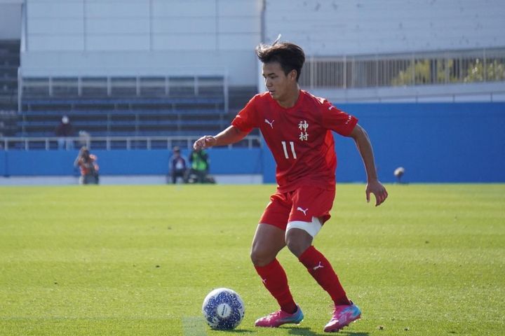 画像: 得意のドリブルで相手を翻ろうする徳村（写真中央 縄手猟）