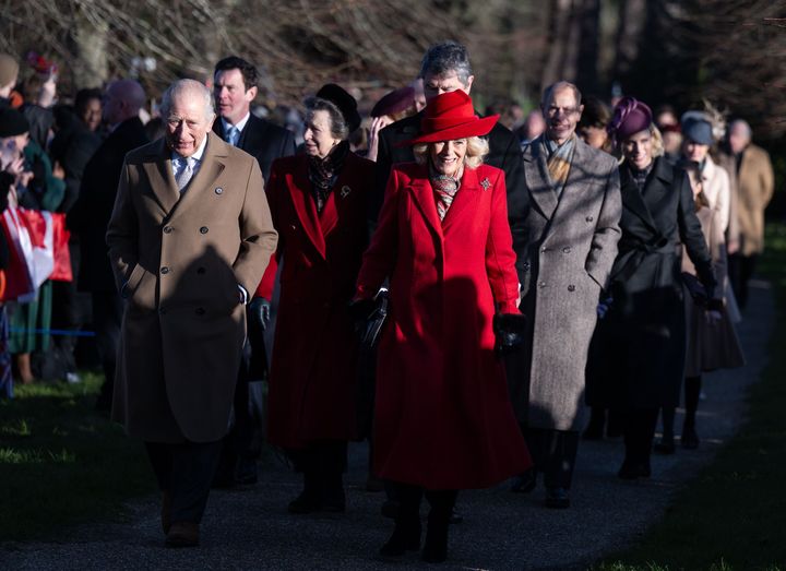 チャールズ国王とカミラ王妃を先頭にアン王女夫妻、エドワード王子夫妻など王室メンバーがクリスマス礼拝に出席した。